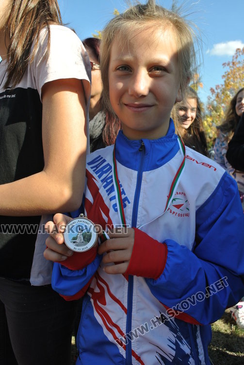бронзовата медалистка при "момичета 12-години" 8-годишната Рая 