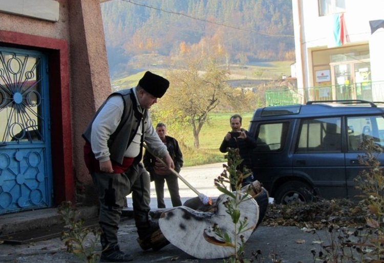 Един тон месо и четвърт тон фасул изядоха гостите на фасуления фестивал в Смилян
