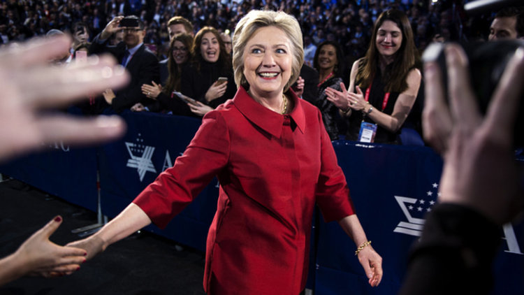 Разследване около помощник на Хилари се затяга