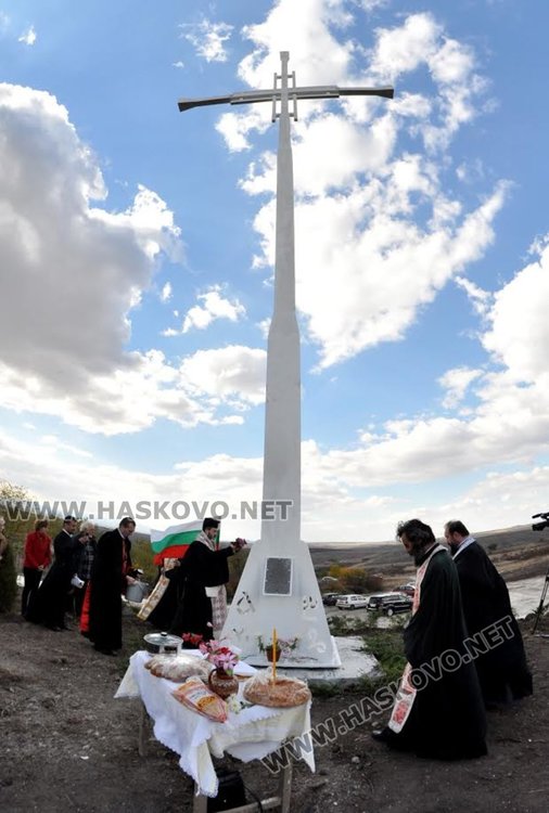 Осветиха 16-метровия кръст край димитровградското село Бряст