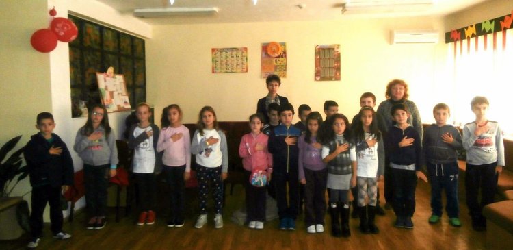 Уроци по родолюбие организира библиотеката за Деня на будителите, деца сричаха "Рибния буквар"