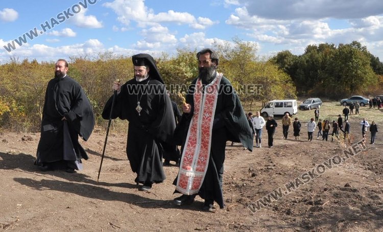 Осветиха 16-метровия кръст край димитровградското село Бряст