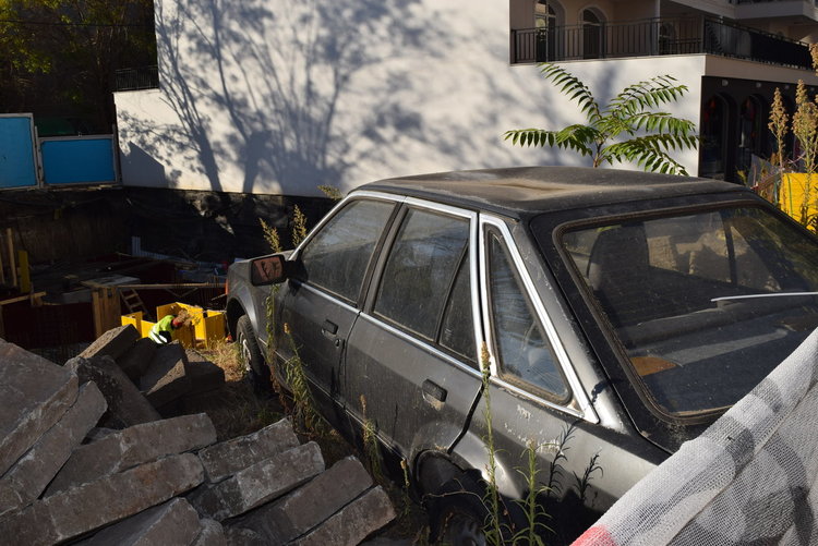 Изкоп за строеж за малко не погълна кола,собственикът не я търси