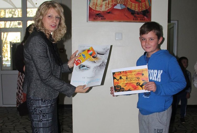 Директорът Дорина Желязкова отличи наградените участници в конкурса