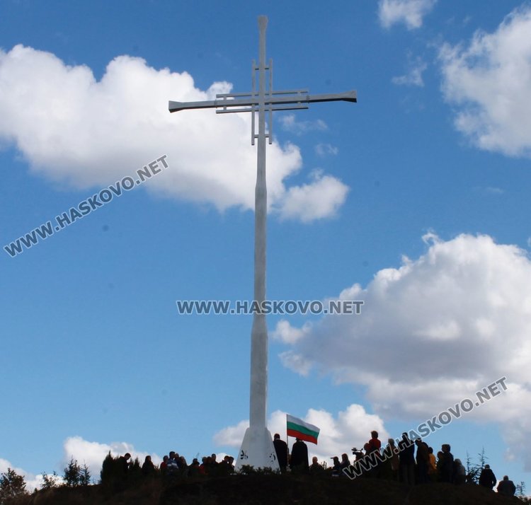 Осветиха 16-метровия кръст край димитровградското село Бряст