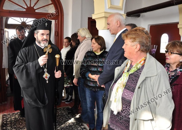 Осветиха 16-метровия кръст край димитровградското село Бряст