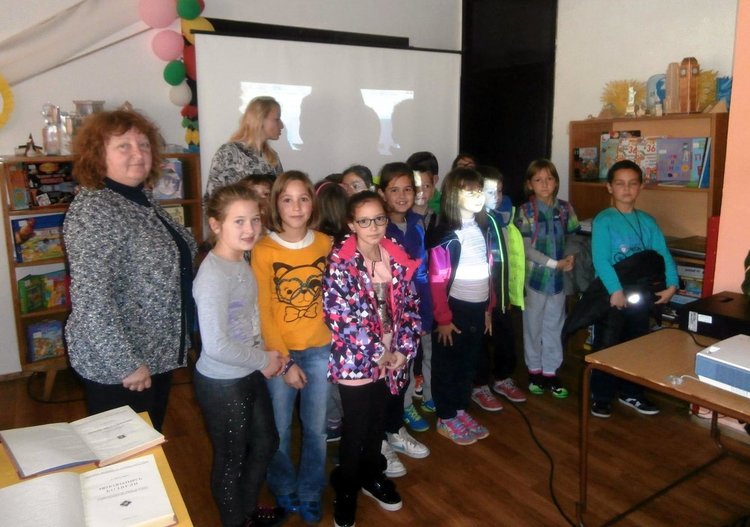 Уроци по родолюбие организира библиотеката за Деня на будителите, деца сричаха "Рибния буквар"