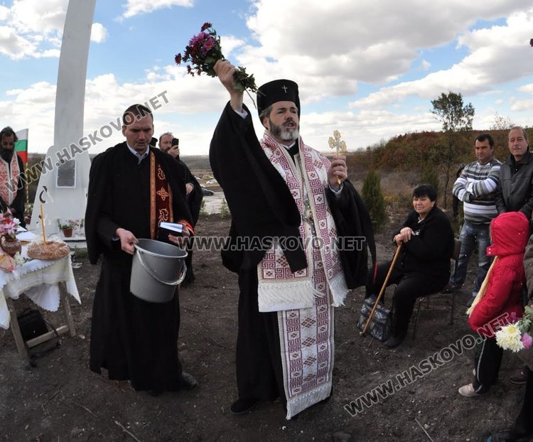 Осветиха 16-метровия кръст край димитровградското село Бряст