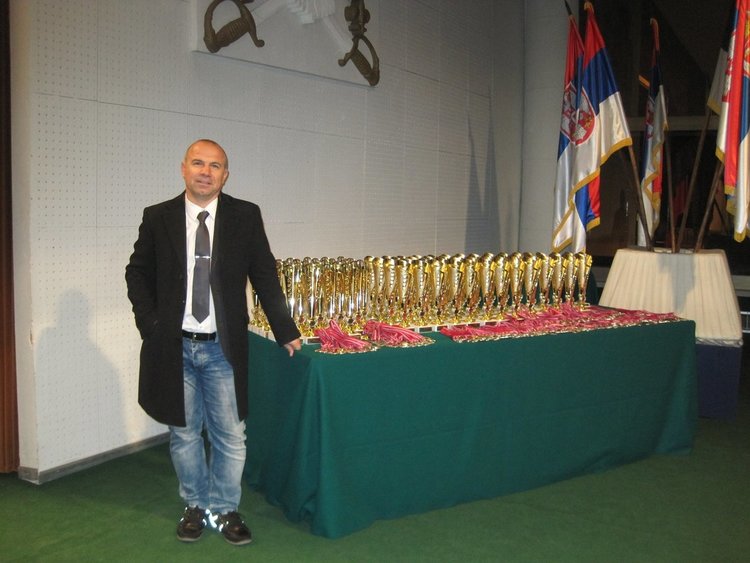 Тихомир Митев с медалите и купите на изпълнителите от "Галаксико"