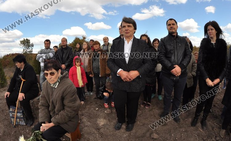 Осветиха 16-метровия кръст край димитровградското село Бряст