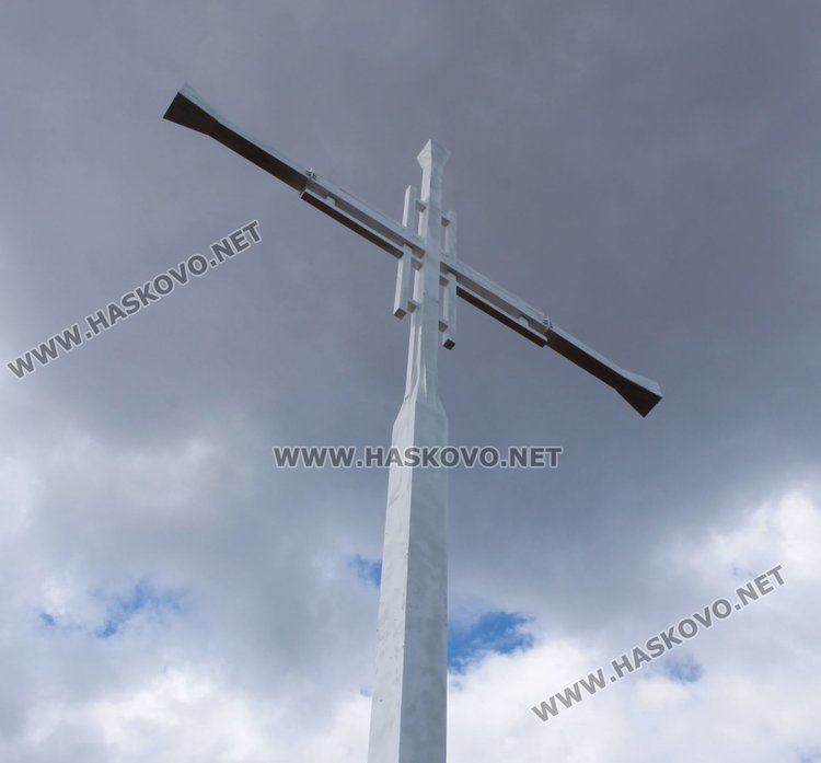 Осветиха 16-метровия кръст край димитровградското село Бряст
