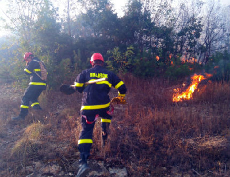 Комин горя в Рудозем, други 6 пожара от небрежност в ниви и стърнища през уикенда