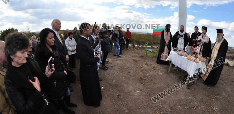 Осветиха 16-метровия кръст край димитровградското село Бряст