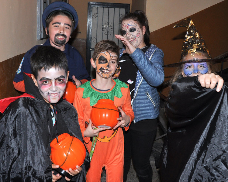 Хелоуинчета налазиха центъра на Хасково