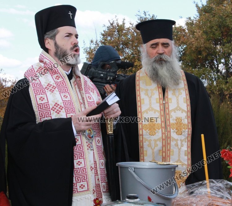 Осветиха 16-метровия кръст край димитровградското село Бряст