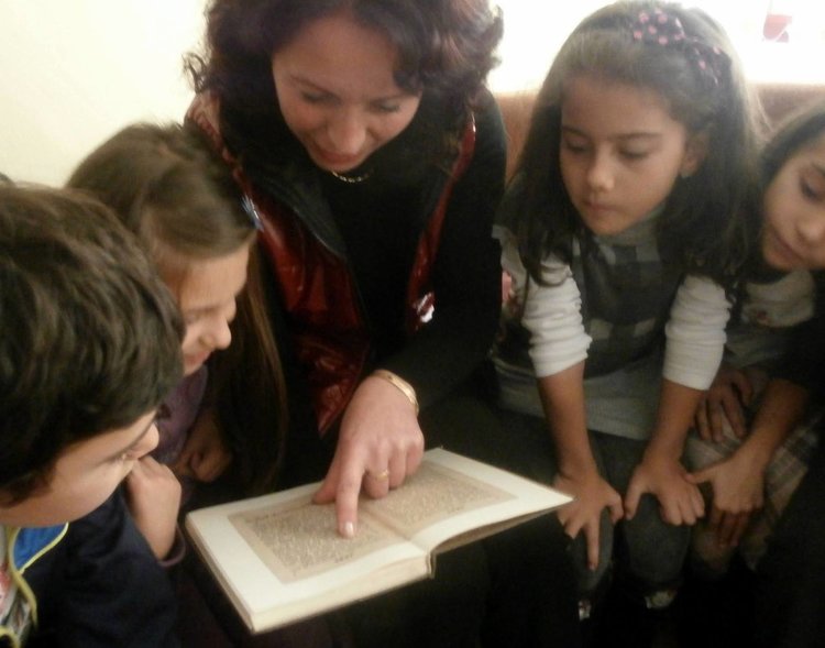 Уроци по родолюбие организира библиотеката за Деня на будителите, деца сричаха "Рибния буквар"