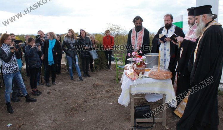 Осветиха 16-метровия кръст край димитровградското село Бряст