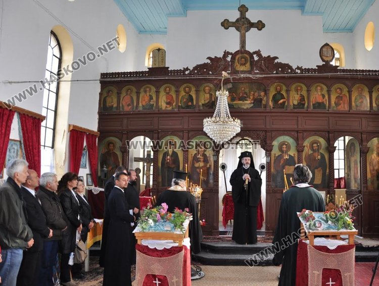 Осветиха 16-метровия кръст край димитровградското село Бряст