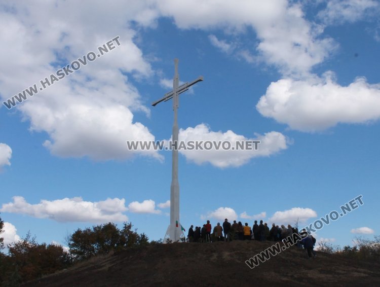 Осветиха 16-метровия кръст край димитровградското село Бряст