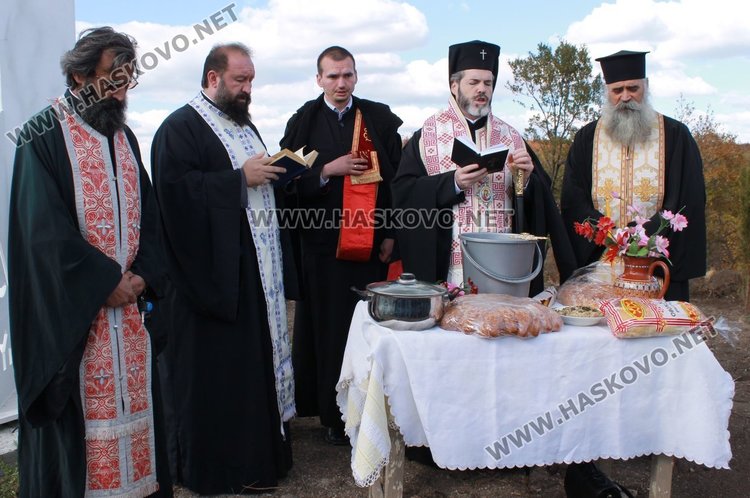 Осветиха 16-метровия кръст край димитровградското село Бряст