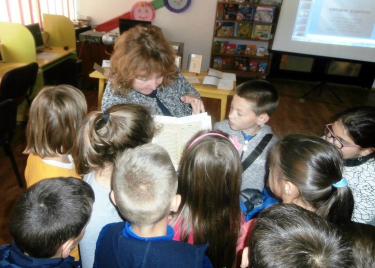 Уроци по родолюбие организира библиотеката за Деня на будителите, деца сричаха "Рибния буквар"