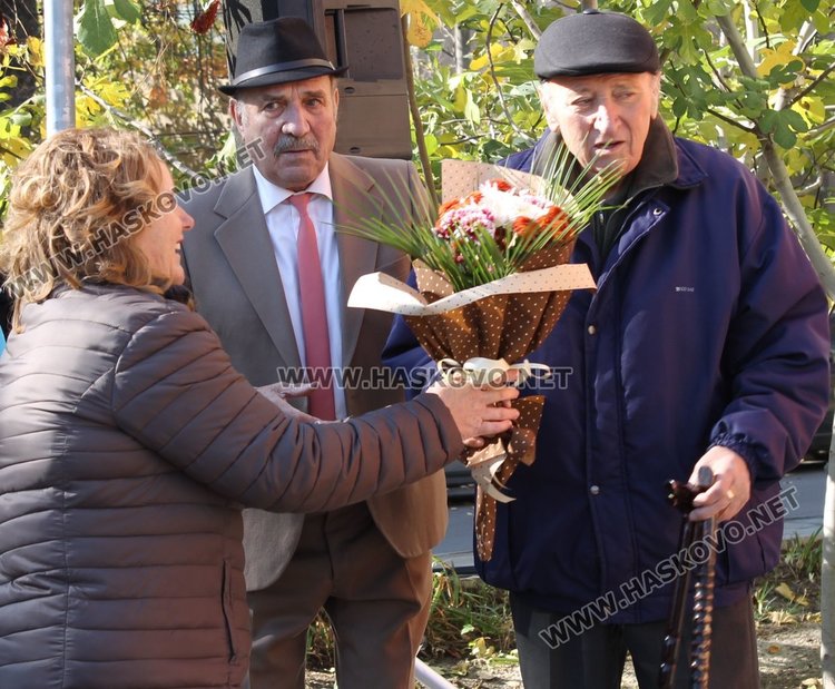 Дъщерята на Горелски поднася цветя на инициатора на начинанието Малин Димовски