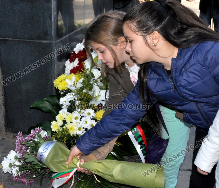 Слово и цветя за Деня на народните будители в Хасково