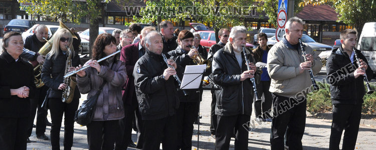 Слово и цветя за Деня на народните будители в Хасково