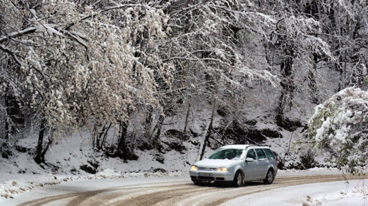 На прага на зимата-умуват как да накарат превозвачите да слагат зимни гуми, за да няма тапи