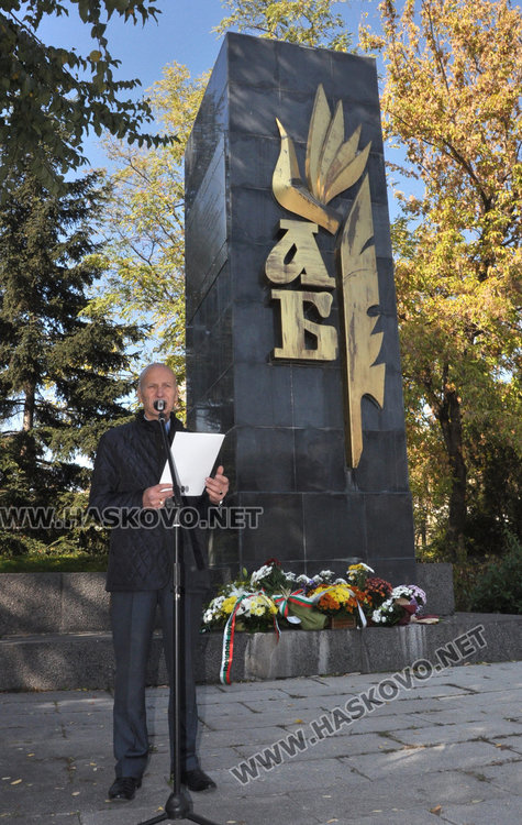 Слово и цветя за Деня на народните будители в Хасково