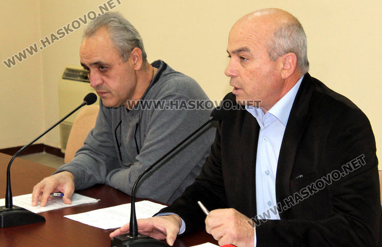 Зам.-областният управител Валентин Ангелов (вдясно) на заседанието за снегопочистването