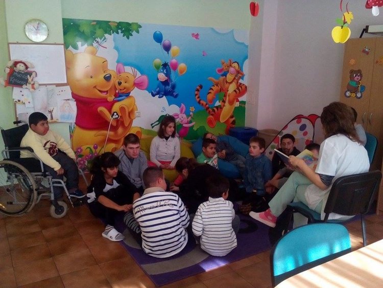 Денят на народните будители отбелязаха и потребителите от Дневен център за деца с увреждания