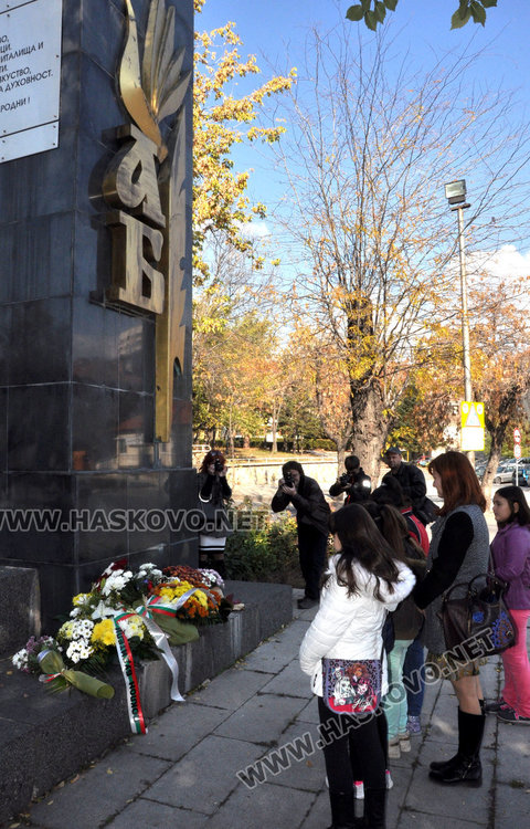 Слово и цветя за Деня на народните будители в Хасково