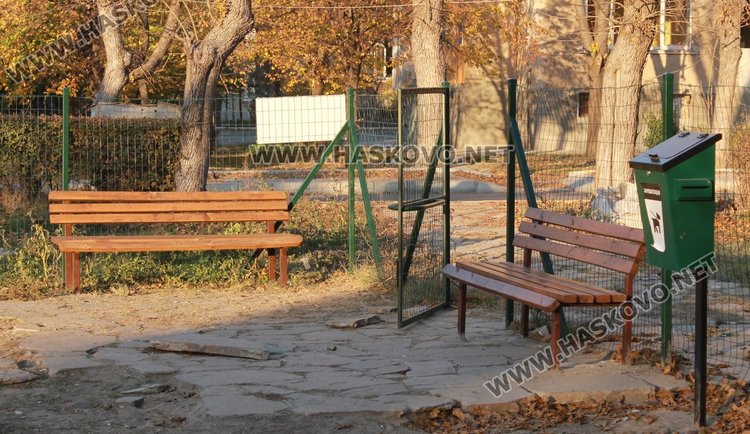 Едно от кошчетата е в порстранството за разходка на домашни любимци в парк $Лдмшд,фл$