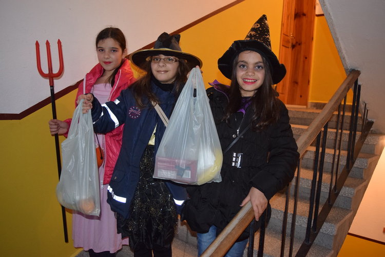 Славейковци почетоха будителите,връстниците им празнуваха Хелоуин