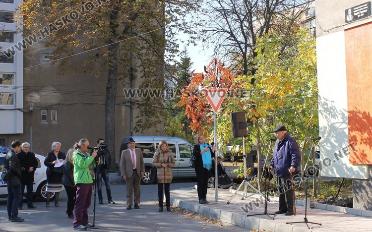 Плочата се намира върху блока, в който Горелски е живял