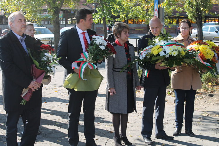 Слово и цветя за Деня на народните будители в Хасково