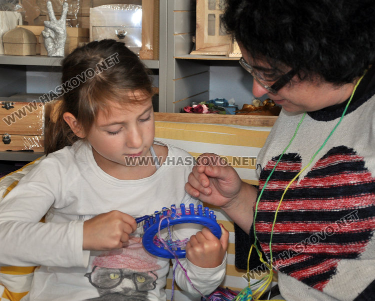 Детската учителка от Димитровград Надя е довела и двете си дъщери за каузата