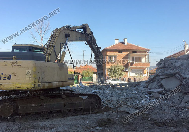 Събарят 30-годишен блок без стълби в Харманли