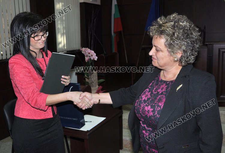 Съдия  Росица Чиркалева /вляво/ получи поздравления за първия си работен ден от членът на ВСС Галя Георгиева