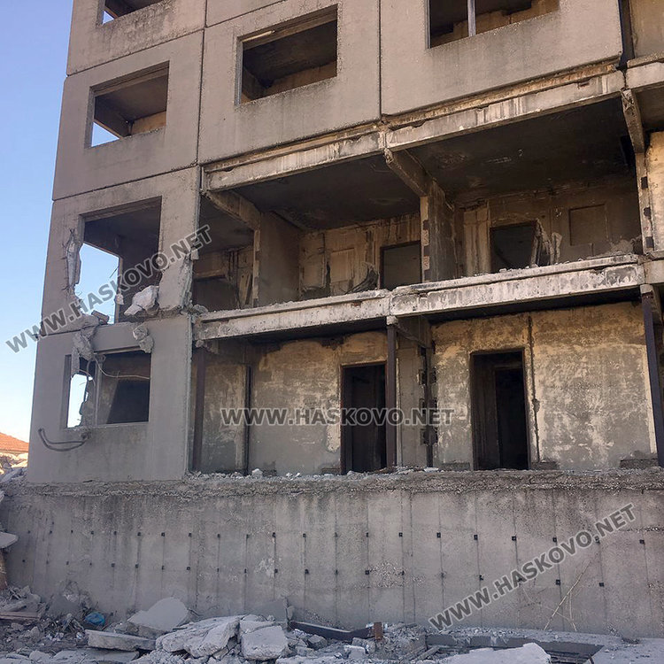 Събарят 30-годишен блок без стълби в Харманли