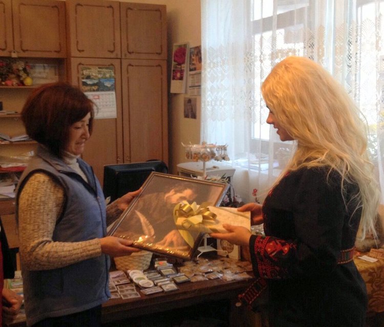 Младежи в носии дариха портрети на будители на читалища в смолянски села