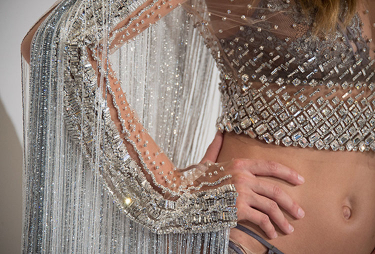 Новият ангел на Victoria’s Secret по Сваровски (видео)