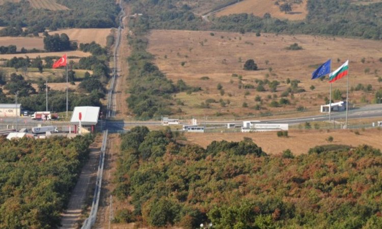 Спецакция на Лесово, претърсват подкупни митничари