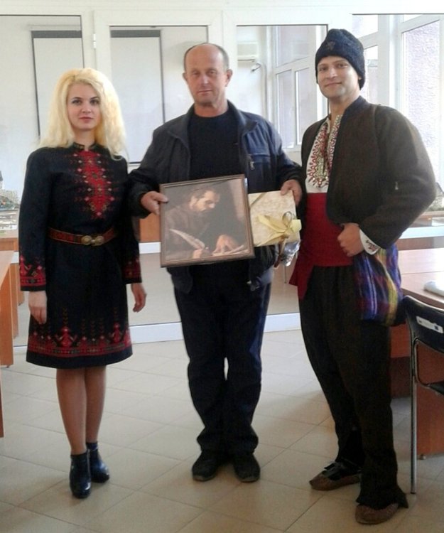 Младежи в носии дариха портрети на будители на читалища в смолянски села