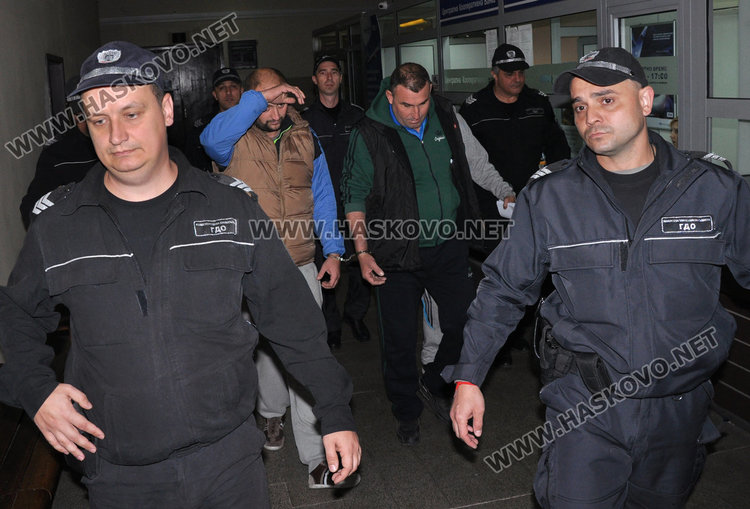 Двама за постоянно в ареста за 1700 г дрога и прегазен полицай