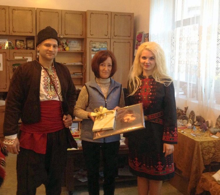 Младежи в носии дариха портрети на будители на читалища в смолянски села