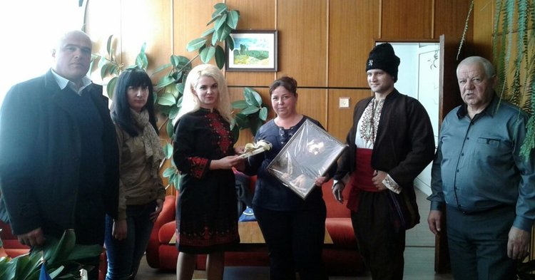 Младежи в носии дариха портрети на будители на читалища в смолянски села