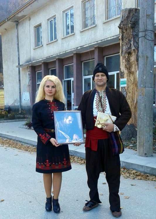 Младежи в носии дариха портрети на будители на читалища в смолянски села