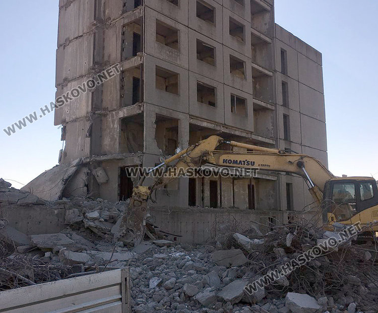 Събарят 30-годишен блок без стълби в Харманли